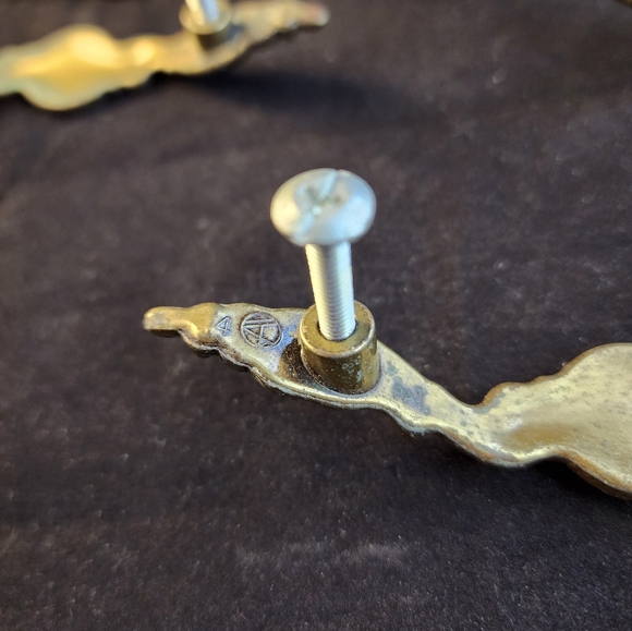 7 Pc Vtg Brass Porcelain Drawer Pulls Handles - Picture 9 of 9